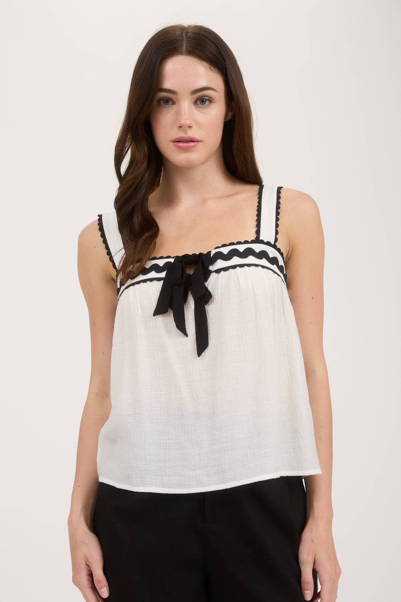 SLEEVELESS WAVY TRIM FRONT SPLIT WITH TIE BLOUSE