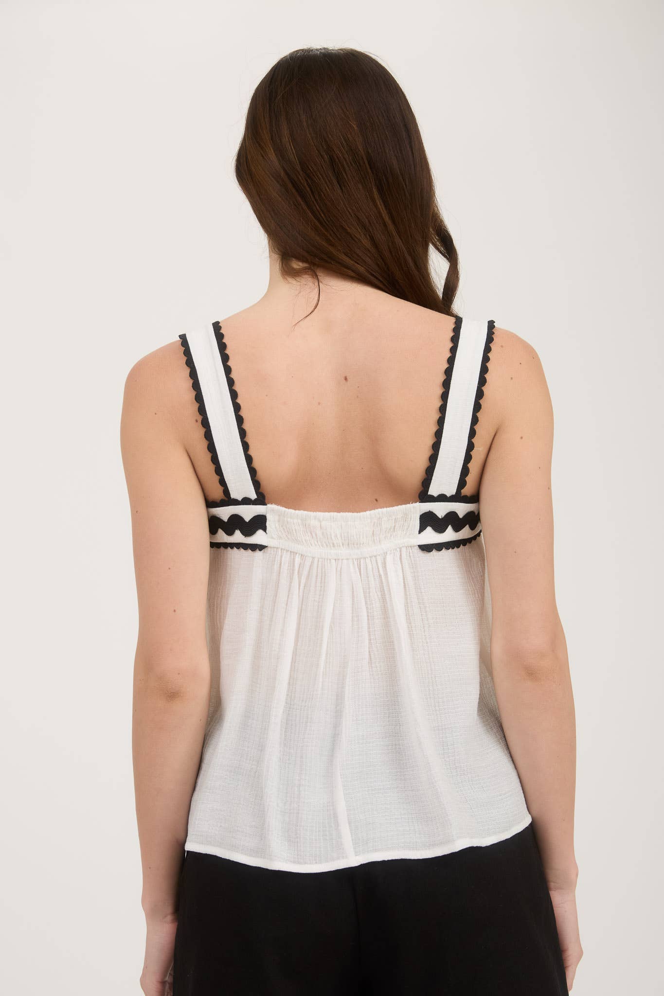 SLEEVELESS WAVY TRIM FRONT SPLIT WITH TIE BLOUSE
