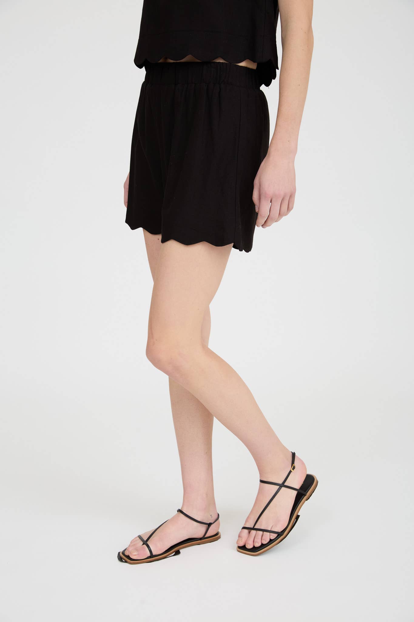 HIGH WAIST SCALLOP TRIM MINI SHORTS